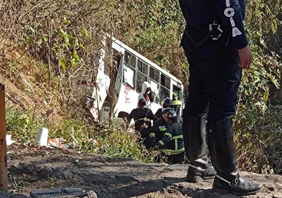Microbús cae a barranco tras chocar en Naucalpan; hay al menos 3 muertos y 40 lesionados