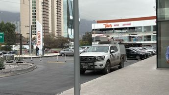 Las autoridades estatales llegaron a las oficinas ubicadas en una plaza comercial de San Pedro. | Ángel Mercado