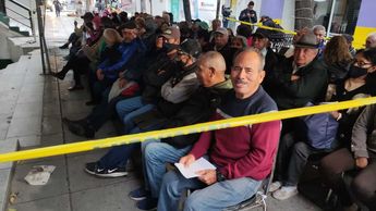 Algunos adultos mayores han acudido por lo menos dos veces esta semana sin ser atendidos. | Francisco Zúñiga Esquivel