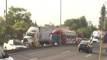Chofer de tráiler choca contra muro en Carretera Nacional