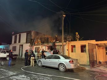 Bomberos lograron rescatar a dos cachorros afectados por humo durante el incendio en la colonia Zaragoza. | Jesus Villegas