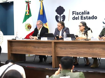 Funcionarios al mando de la seguridad en Jalisco durante rueda de prensa.