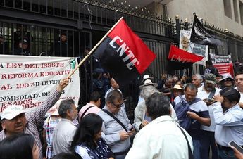 CNTE se manifestó afuera del Palacio de Cobián, sin embargo, se replegaron ante la presencia de encapuchados / Jorge Cabarllo