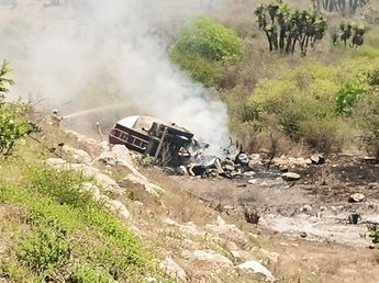 Bomberos fueron quienes apagaron el fuego de la pipa que explotó tras volcar a una barranca después del accidente / Especial