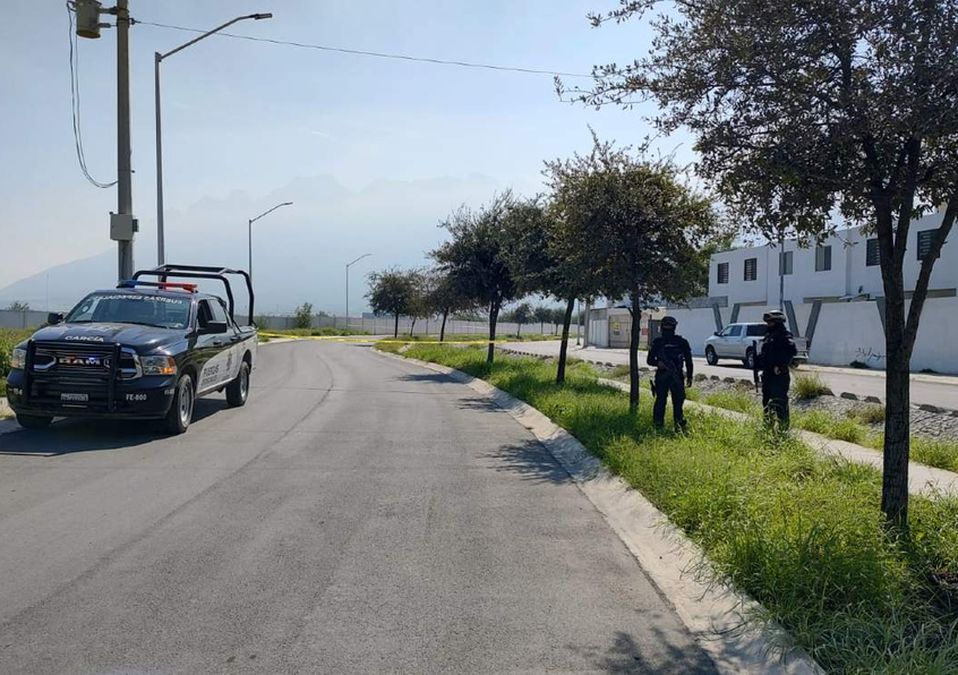 El cuerpo de un hombre fue hallado en una jardinera afuera de un fraccionamiento. | Agustín Martínez