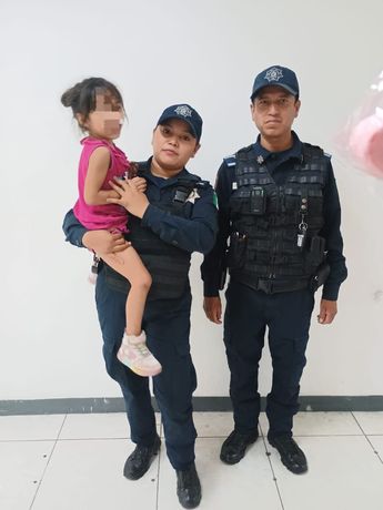 Policías de Guadalupe con la menor que fue rescatada. | Cortesía