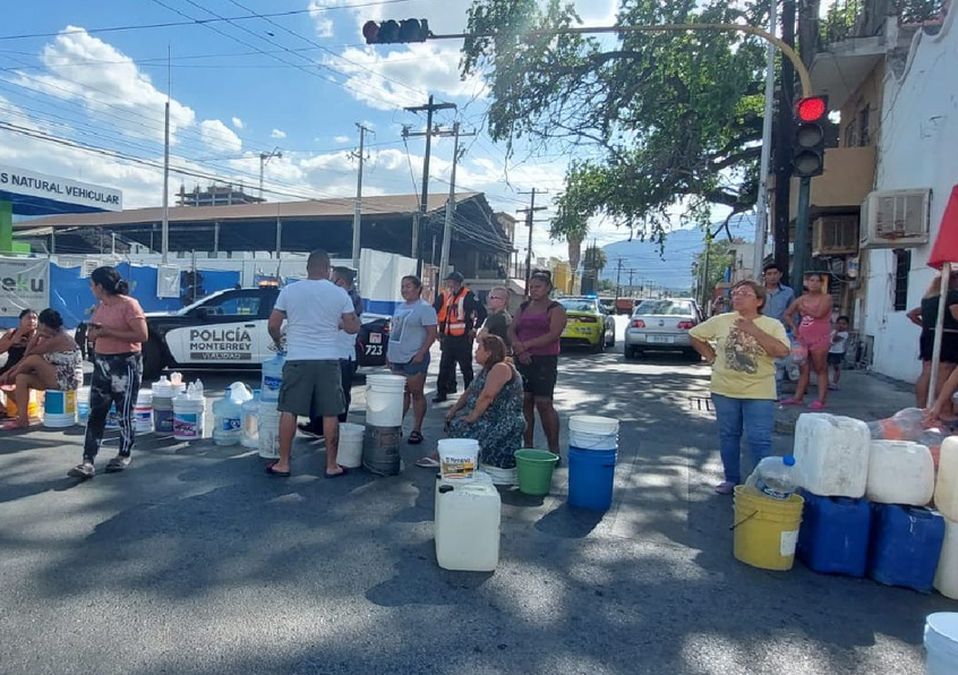 Monterrey: vecinos bloquean calles tras dos semanas sin agua/ Leyda Estrada