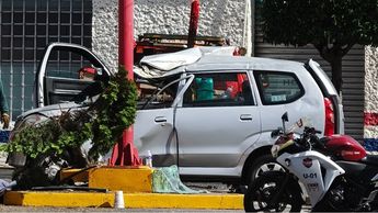 El automóvil gris impactó contra otra unidad antes de volcarse en intersección de la 2 Sur y la 19 Oriente | Óscar Rodríguez
