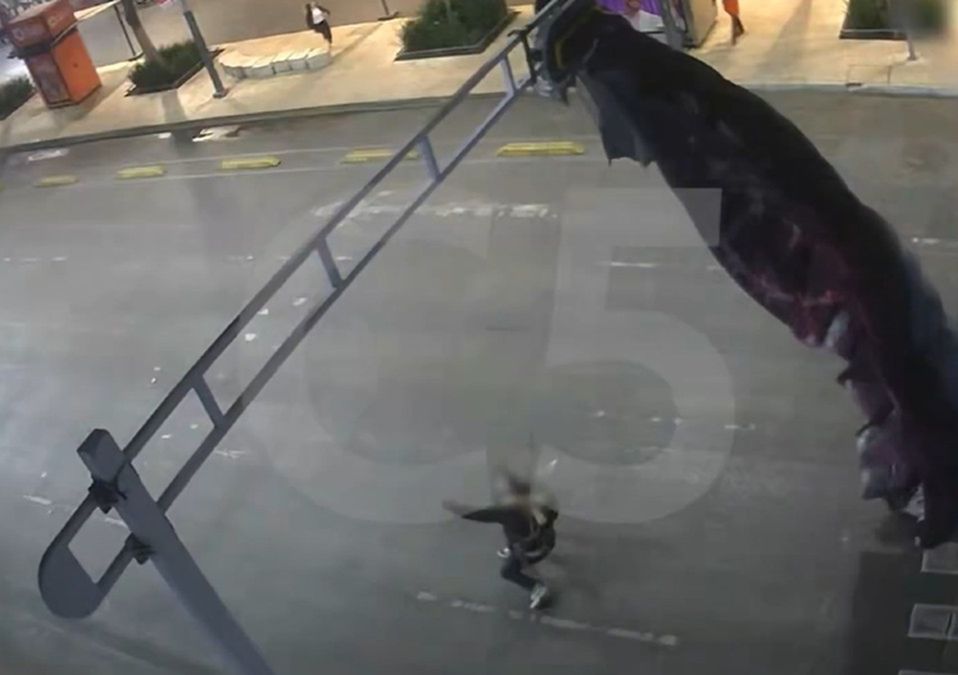 Tras quedar atorado en el semáforo, el hombre intentó jalar el paracaídas | X: @guerrerochipres