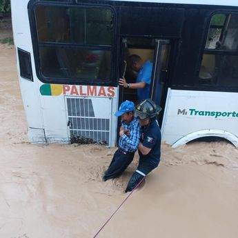 Los bomberos se apoyaron de sogas para rescatar a las personas del autobús. | Protección Civil de Puerto Vallarta