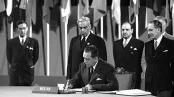 El diplomático mexicano Ezequiel Padilla Peñaloza firmando la Carta de las Naciones Unidas. | Foto: ONU