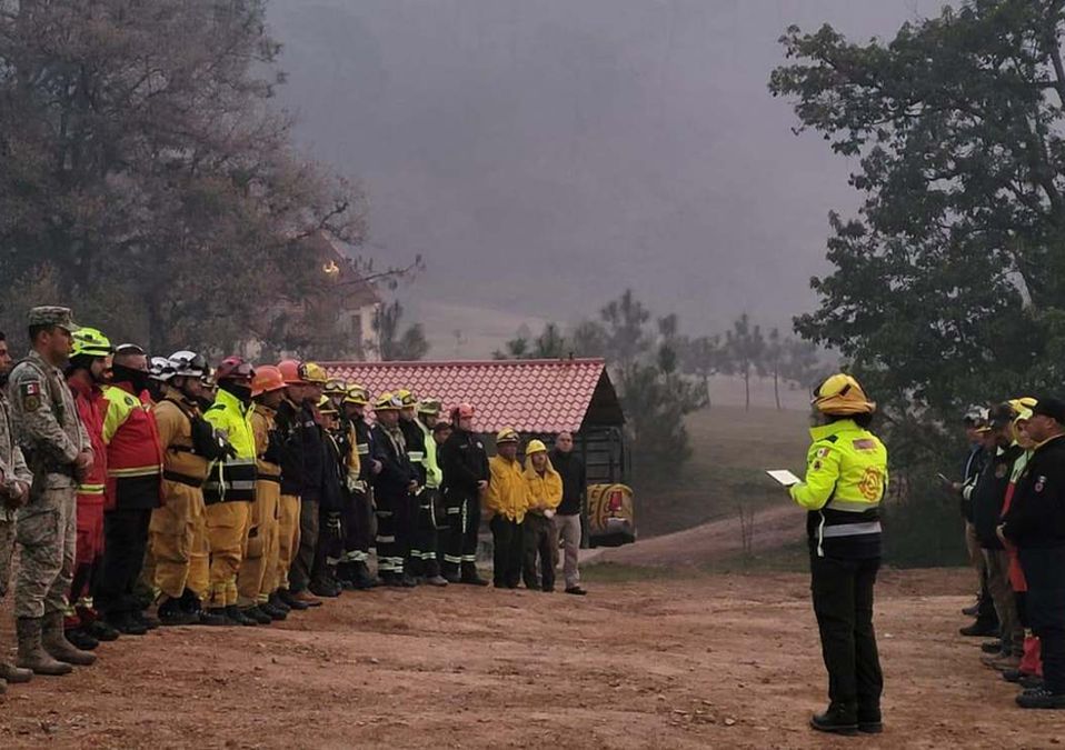 Cuerpos de auxilio combaten un incendio en la zona serrana de Santiago, Nuevo León. | Cortesía