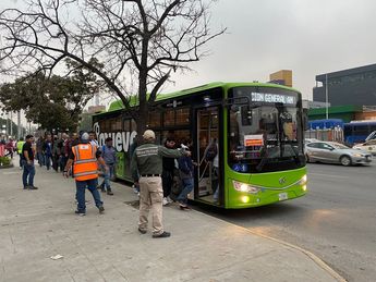 Ciudadanos abordan unidades del transporte público afuera de la estación del Metro General Anaya. | Pamela Villanueva