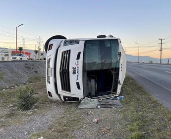 Tras el accidente, los 18 ocupantes fueron valorados en el lugar.| Kevin Carranza