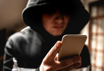 Persona sosteniendo un celular para representar la extorsión / Especial