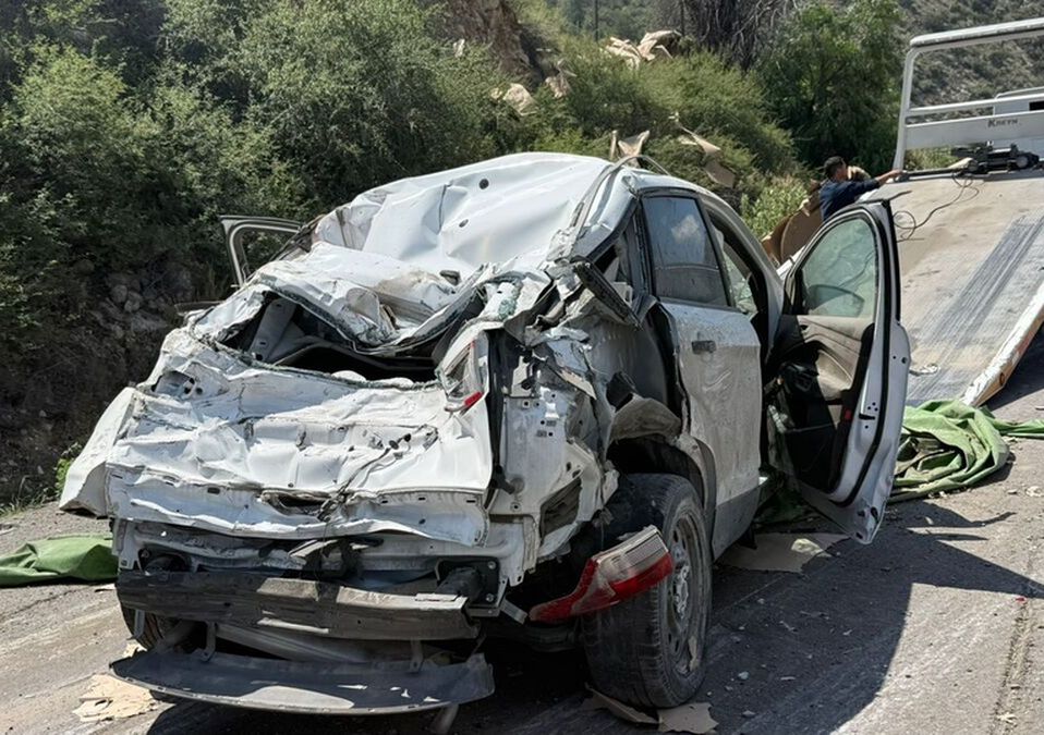 En el percance participaron únicamente dos vehículos: el tráiler de carga pesada y la camioneta particular.| Kevin Carranza