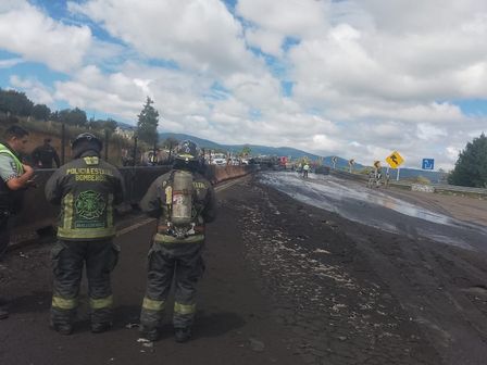 La Autopista México-Puebla permanece cerrada en ambos sentidos por atención de volcadura. (SSP)