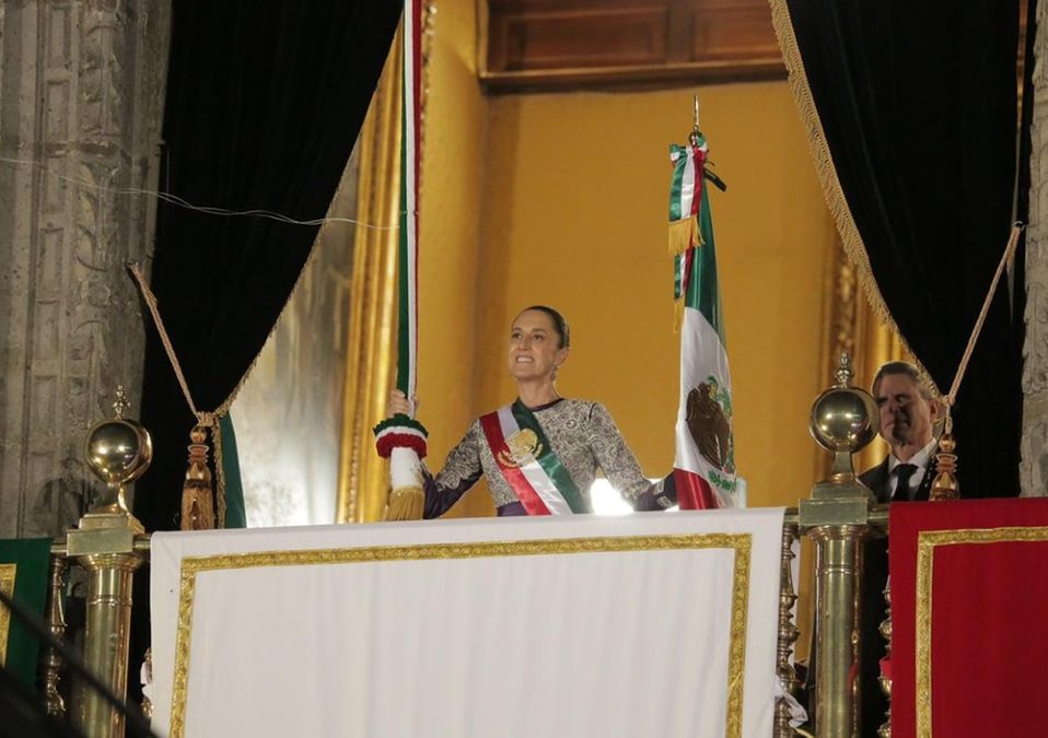 Claudia Sheinbaum da su primer Grito de Independencia desde el balcón presidencial en el Zócalo capitalino | Ariel Ojeda