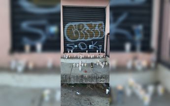Veladoras que han colocado vecinos en el lugar del asesinato / Diana Barajas