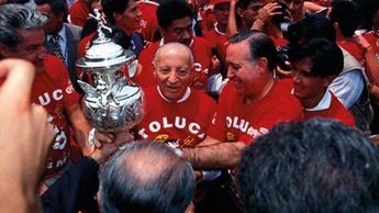 Nemesio Díez y Valentín Díez Morodo recibiendo un trofeo del Toluca