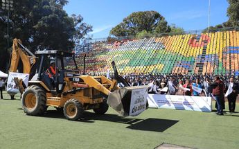 Una máquina de trascabo en el arranque de la rehabilitación del Centro Escolar Niños Héroes de Chapultepec | Agencia Es Imagen