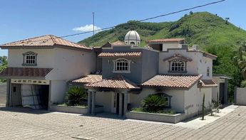 La casa de tejas rojas y paredes blancas fue escenario de la violencia. | Carlos Raeb Morales