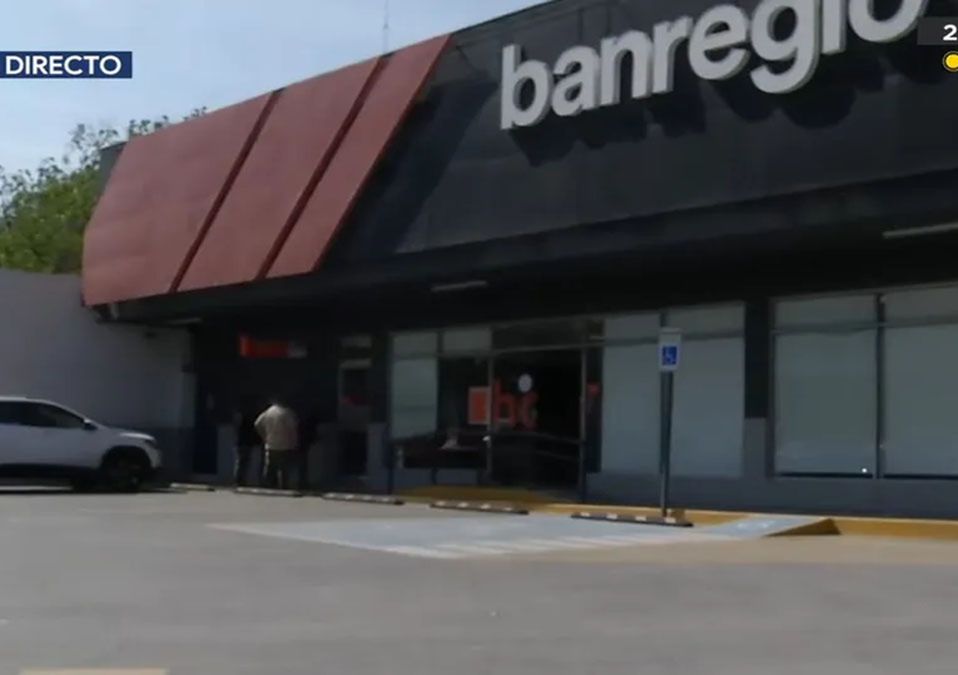 Hombre armado asalta banco y a clientes en avenida Nogalar, en San Nicolás