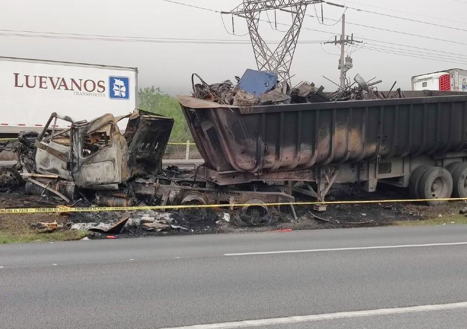 Muere trailero al incendiarse su unidad tras choque en Santa Catarina. | Agustín Martínez