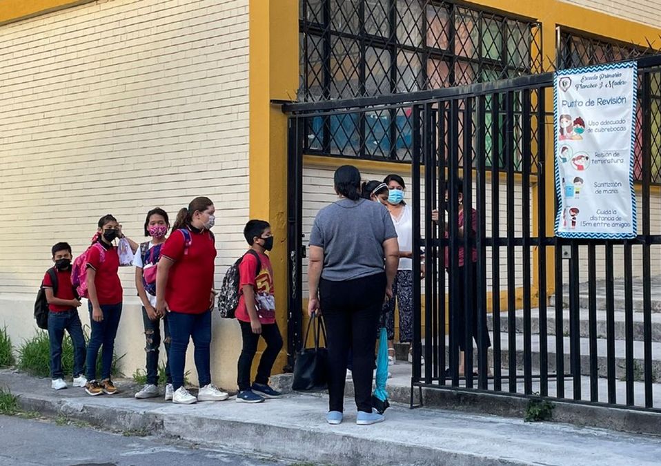 Escuelas reportan baja afluencia ante desabasto de agua en NL. | Víctor González Garza