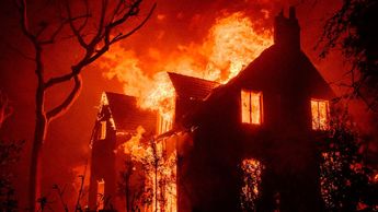 Otro de los edificios incendiándose en Los Ángeles / AFP