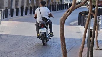 Moticiclista circulando en Guadalajara sin protección / Especial