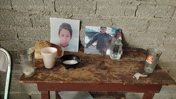 Una mesa desgastada sostiene las fotos de Luis Ángel, quien fue velado por su familia en San Diego Chalma / Carolina Espinosa