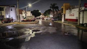 Calles inundadas por fuga de agua en colonia Ampliación Rovirosa Wade.