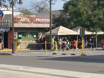 Cuentahabientes del Banco del Bienestar esperan formados en calle contigua a la sucursal del Centro de San Nicolás. | Carlos Ortega