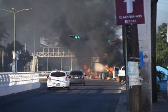 Autos se abren paso entre la balacera del Culiacanazo, en 2019 / Agencia Cuartoscuro