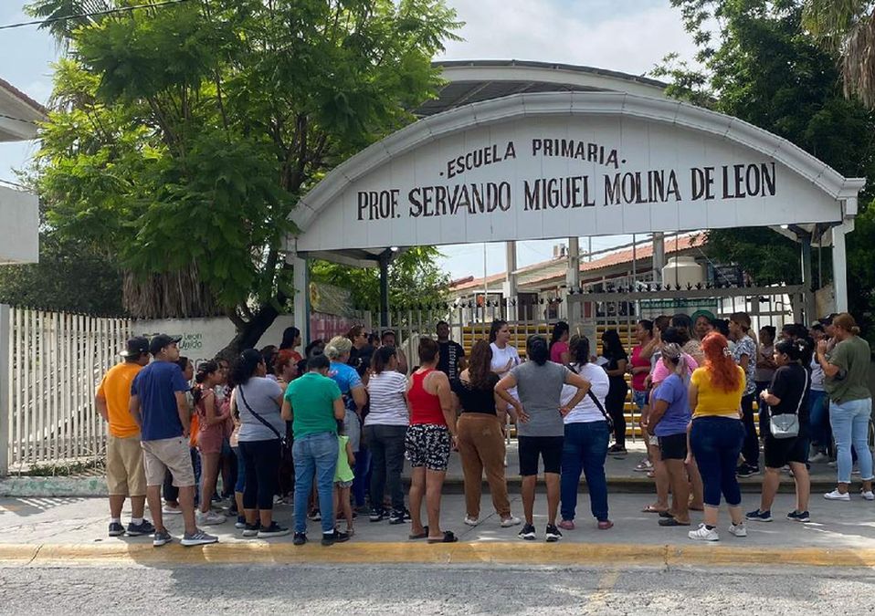 Padres de familia acusan a intendente de tomarle fotos a menores en baños en NL | Frida Rodríguez