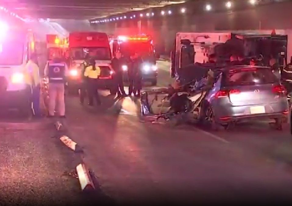 Tras chocar la camioneta en Eje Central, el auto quedó destrozado de la parte delantera | Telediario