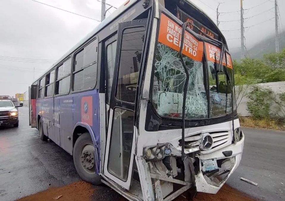 Choque entre camiones urbanos dejó 11 lesionados en Monterrey