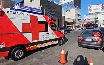 Paramédicos de la Cruz Roja Metropolitana atendieron el choque en el Centro de Monterrey. | Fabricio Gallegos