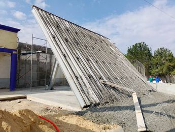 Cuatro trabajadores se encontraban sobre la estructura cuando el techo cedió durante las maniobras. | Jesús Villegas