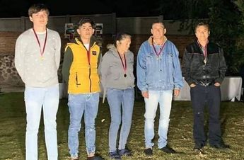 Peso Pluma con algunos jóvenes en el anexo. | Especial