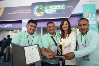 Verónica Delgadillo posando el premio con colaboradores del Ayuntamiento de Guadalajara. | Gobierno de Guadalajara