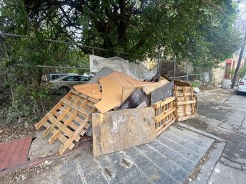 El matrimonio construyó de manera hechiza una vivienda con cartón y pedazos de madera. | Frida Rodríguez