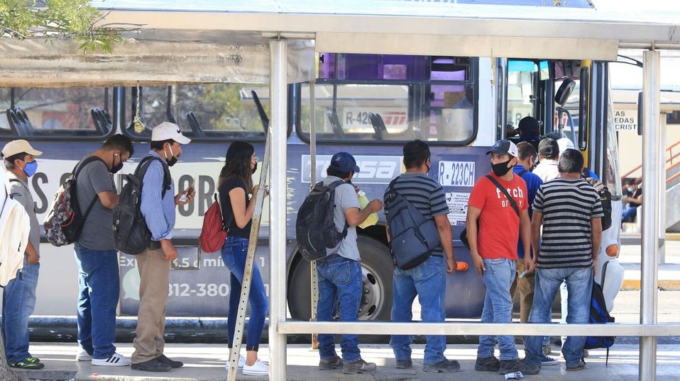 Aumento de movilidad agrava aglomeraciones en el transporte público de NL 