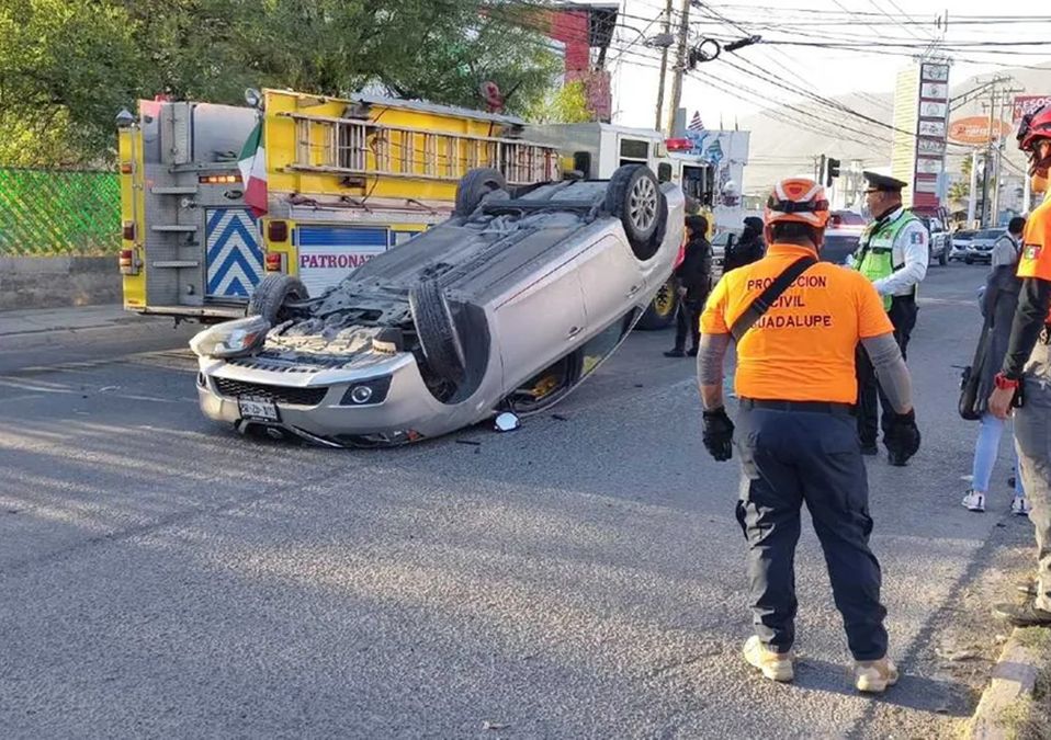 Volcadura de automóvil afecta vialidad en la avenida Israel Cavazos