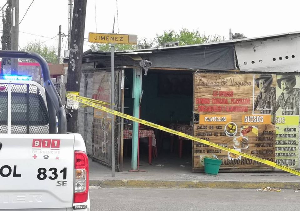 Hombre es atacado a balazos mientras comía en fonda de Escobedo