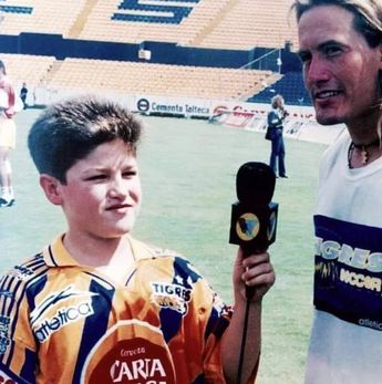 Samuel García entrevistando a Luis "Matador" Hernández durante su paso por Tigres de la UANL. | Cortesía