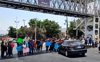 Vecinos bloquean paso de vehículos en protesta por el falta de agua/ Especial