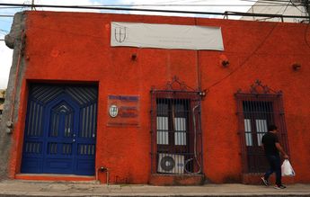 En Suministros Médicos ABSR, con dirección en Padre Mier 1240, en el Centro de Monterrey, se encuentra el Instituto Cide Hamet Benengeli.