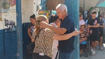 Familiares, amigos y vecinos del fallecido se congregaron en la tienda de abarrotes consternados por lo sucedido. | Fabricio Gallegos